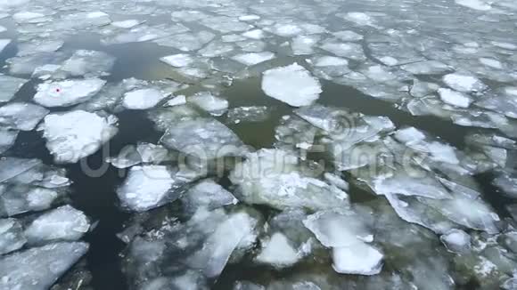 冰原冰原缓缓流过河水的暗水视频的预览图