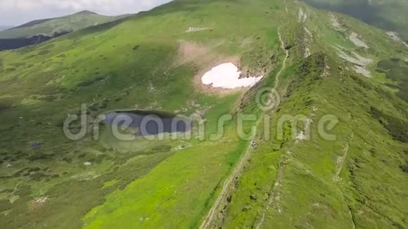 鸟瞰山景和高原湖涅萨莫维特喀尔巴阡山脉视频的预览图