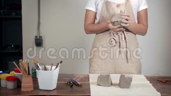 女人在她的车间里做陶器视频的预览图