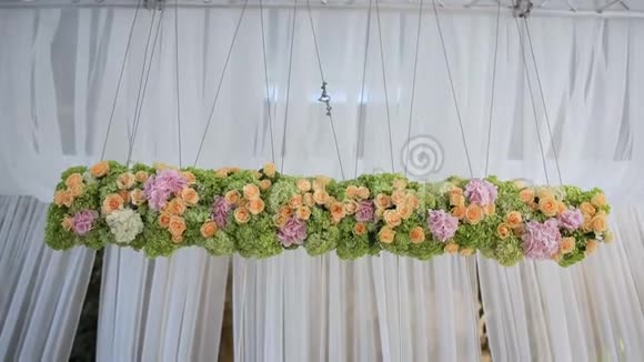 餐厅大厅里有鲜花的婚礼装饰美丽的庆典和婚礼大厅婚礼大厅的内部视频的预览图