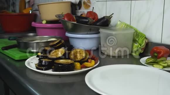 切菜和食物都在厨房餐厅做饭工作场所视频的预览图