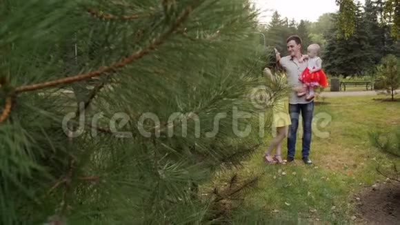 快乐的家庭在公园户外玩得开心高清高清视频的预览图