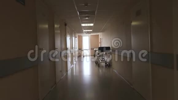 沿着医院走廊的通道第一人称观点POV视频视频的预览图