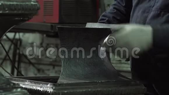 铁匠准备碾磨锻造的钢坯视频的预览图