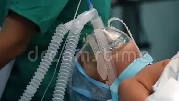 不明身份儿童带氧气面罩进行危重手术视频的预览图