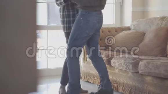 未被认识的成熟夫妻在爱中跳舞慢舞在室内家庭关系视频的预览图