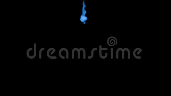 蓝色辉光墨水在水中的三维渲染在黑色背景上卢马哑光作为阿尔法面具的墨水效果或背景11视频的预览图