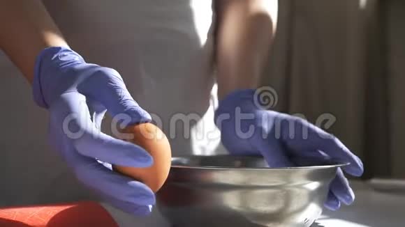女孩打破鸡蛋把它加到碗里健康早餐视频的预览图