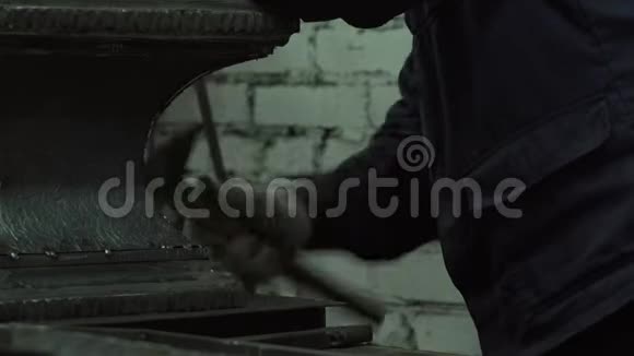铁匠的手是铁锤视频的预览图