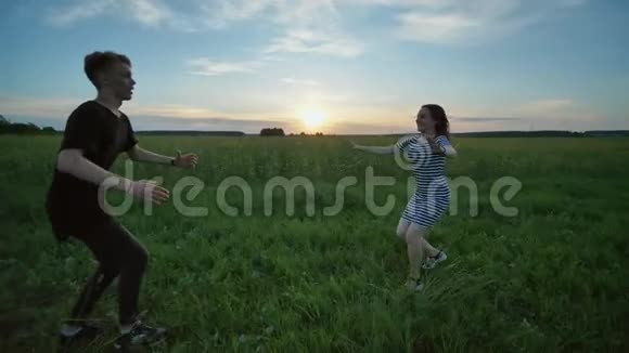 一个女孩和一个男人跑去开会在日落时拥抱视频的预览图