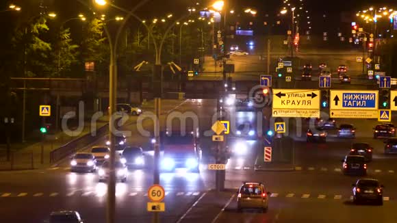 汽车夜间在城市高速公路上行驶库存录像大城市道路上的夜间交通被大灯照亮视频的预览图