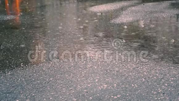 暴雨期间雨水落在水坑里溅在城市街道上视频的预览图
