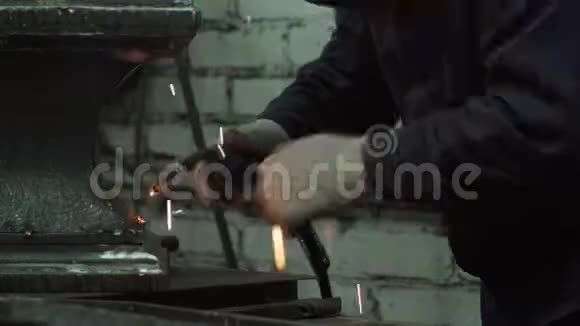 男性铁匠熔炼连接锻造产品视频的预览图