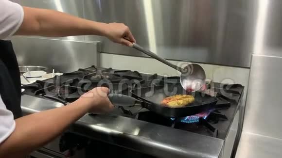 厨师用火烧烤鸡排视频的预览图