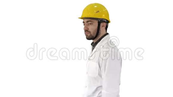不高兴的施工现场工程师在白色背景上交谈和行走视频的预览图