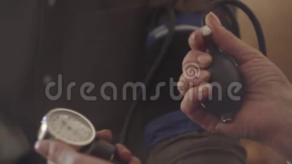 女人用血压计测量男人的血压视频的预览图