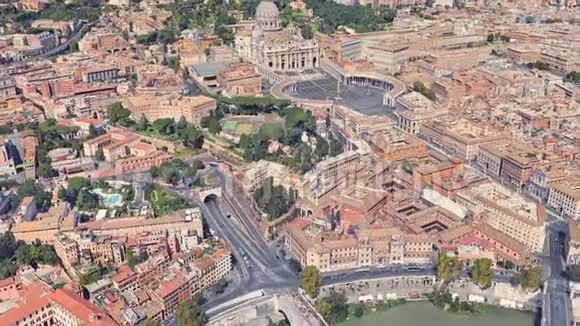 梵蒂冈圣彼得教堂从高空起飞的居民区视频的预览图