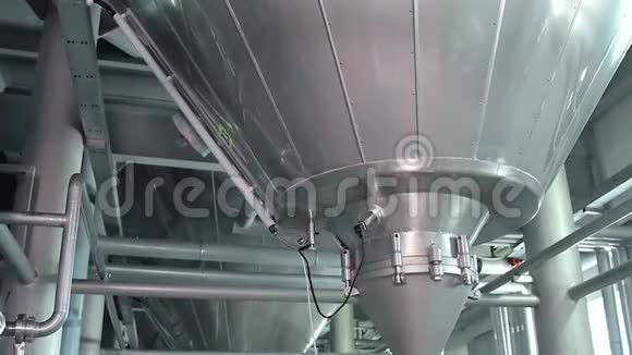 现代工厂内部的冷却系统视频的预览图