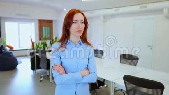 她办公室里漂亮的女首席执行官视频的预览图