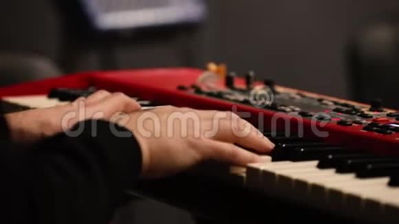键盘合成器和音乐家手视频的预览图