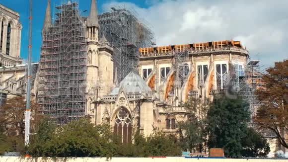 大火之后的巴黎圣母院动火后正在进行加固工作以防大教堂倒塌了视频的预览图