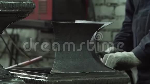 铁匠的手连接锻造钢铁零件视频的预览图