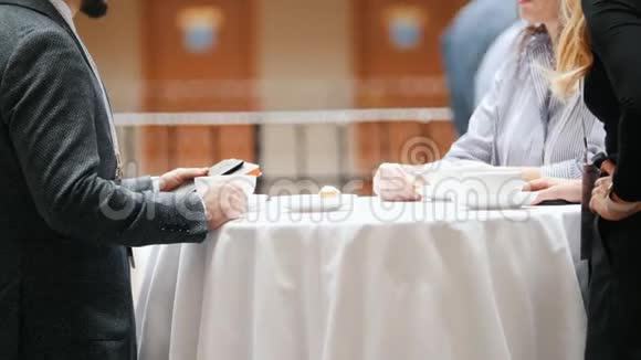 两个商务人士坐在餐桌旁一边喝咖啡一边聊天视频的预览图
