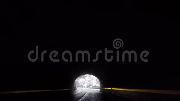 开车穿过隧道高清镜头视频的预览图