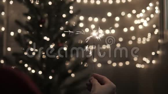 与庆祝圣诞灯光背景的Sparkle视频的预览图