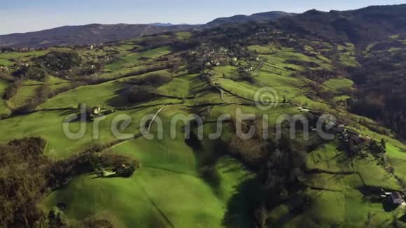 意大利EmiliaRomagna地区山丘上美丽的城镇和村庄的鸟瞰图视频的预览图