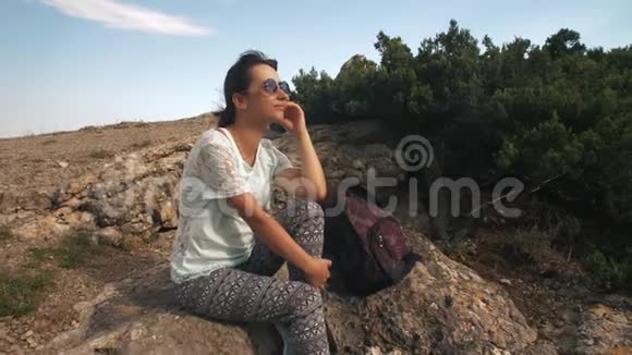疲惫的女人旅行者渴望大自然视频的预览图