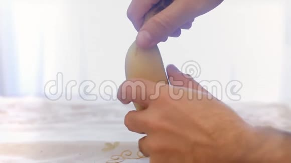 香蕉开口剥皮视频的预览图