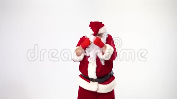 圣诞节圣诞老人在白色的背景上戴着红色的蝴蝶结用于拳击和拳击一个人的形象视频的预览图