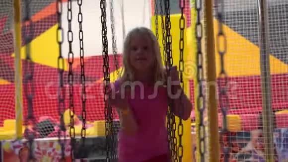 城市中现代儿童的快乐童年女孩在游乐园玩得开心视频的预览图