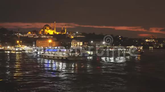 许多旅游船和船只在黄金之角以查看苏莱曼尼耶清真寺在一个黑天伊斯坦布尔土耳其4K视频的预览图