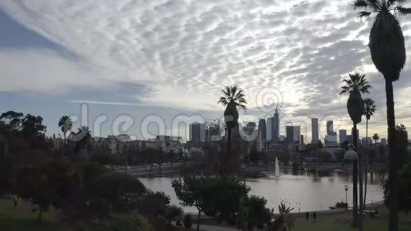 神奇的空中景观麦克亚瑟公园和洛杉矶市中心视频的预览图