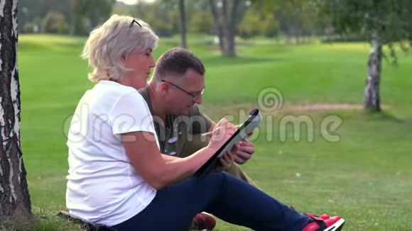 成熟的夫妻在公园里一起放松视频的预览图