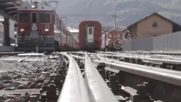 红色列车在车站停了下来视频的预览图