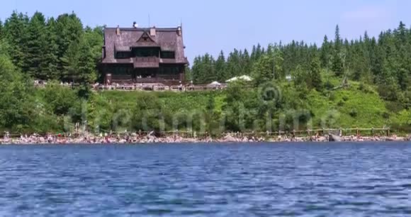 在一个夏天在波兰塔特拉斯的山湖上与一群游客一起观看小屋时间推移视频的预览图