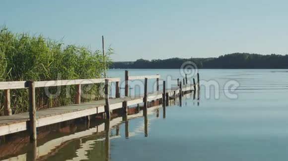 安静湖畔的木船码头视频的预览图