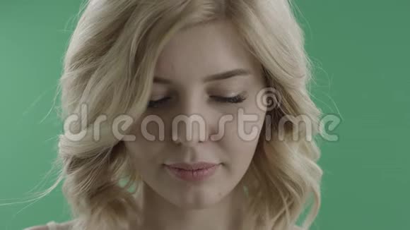 可爱害羞的年轻女子对抗绿色屏幕视频的预览图