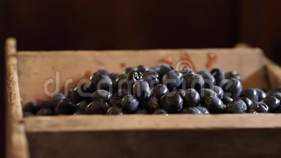 在一个木制的容器里装满黑葡萄快关门视频的预览图