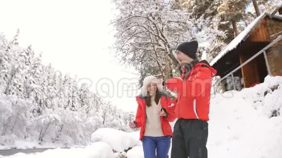 情侣在清新的空气中漫步近山河的冬季景观视频的预览图