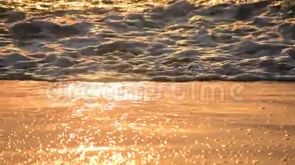 金色太阳在海浪中的反射视频的预览图