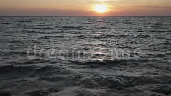 海上日落阳光反射在波浪上自然背景视频的预览图