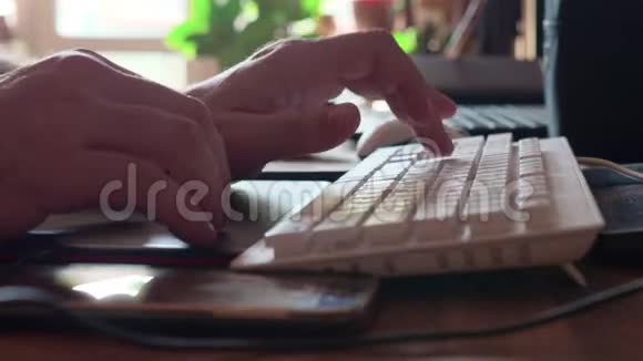 人用PC触摸板搜索信息男性手指在带有英文键盘的黑色笔记本电脑上打字视频的预览图