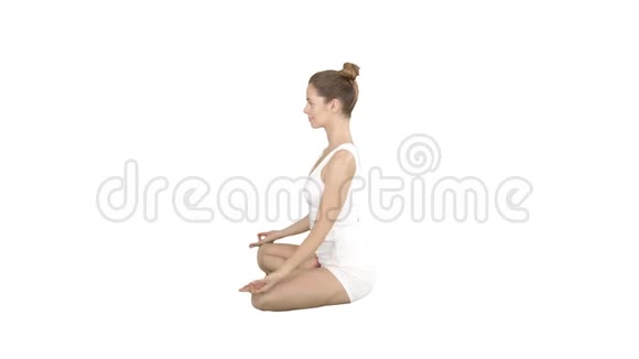 年轻的白种人金发女人在白色背景下练习瑜伽视频的预览图