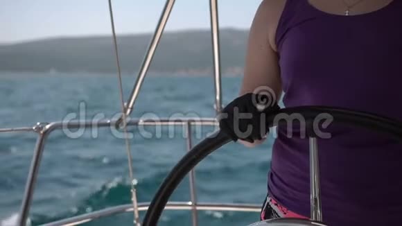 特写方向盘转向带着海浪的帆船视频的预览图