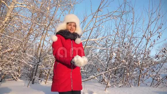 孩子们冬天在公园玩圣诞假期幸福的女孩在森林日落时用手举起雪雪视频的预览图