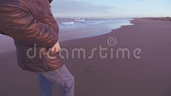 一个人把智能手机扔到沙滩上视频的预览图